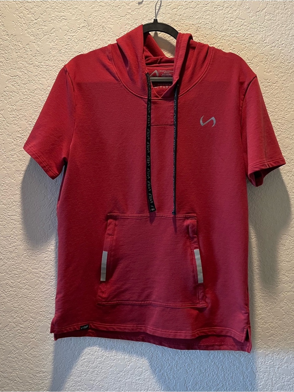 TLF men reddish drawstring hooded short sleeve  workout sweatshirt, L